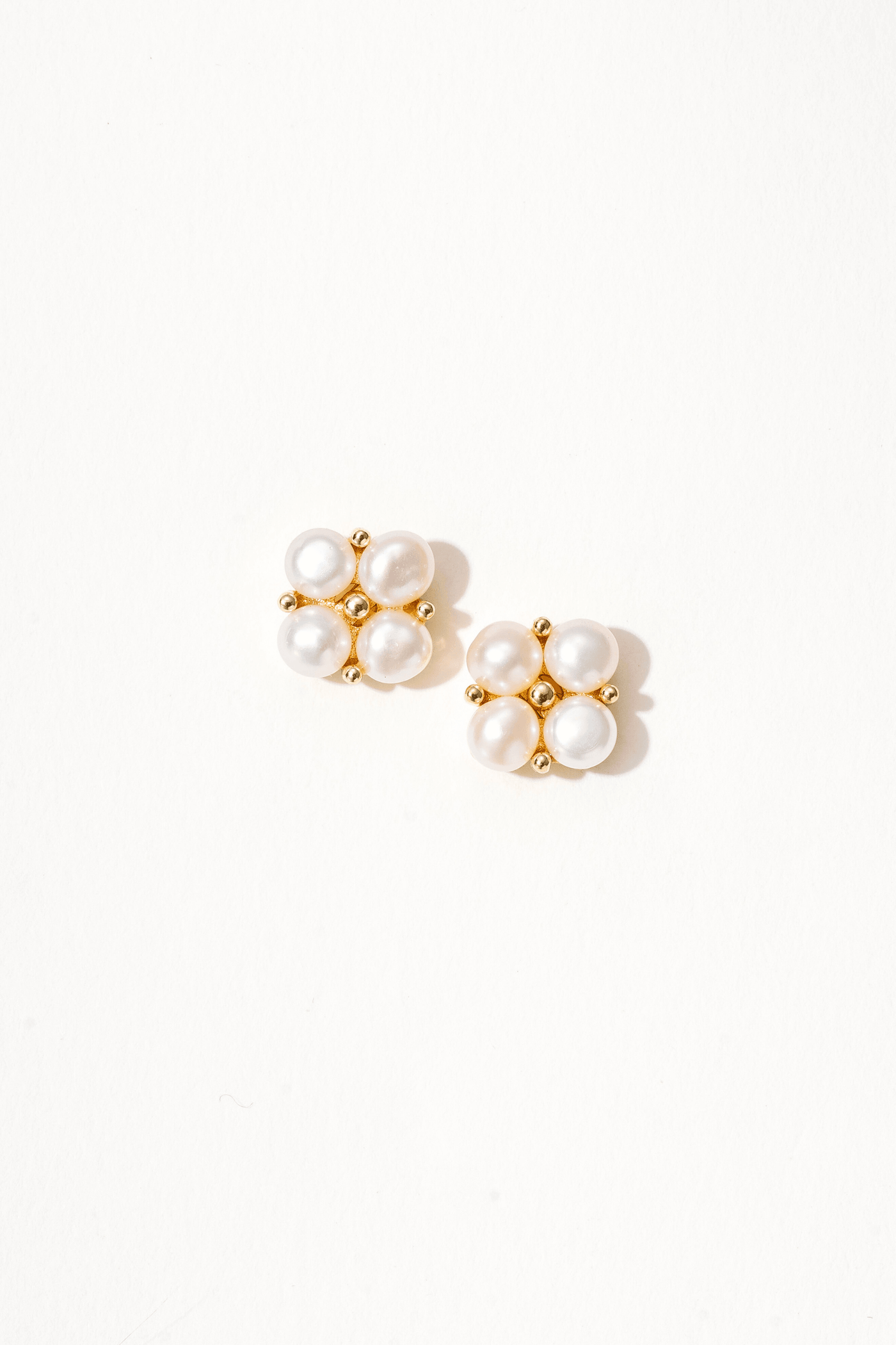 Vea Pearl Stud Earrings